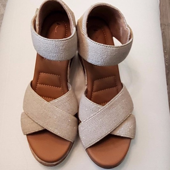 me too Shoes - ME TOO "GIA" WEDGE SANDALS NWOT